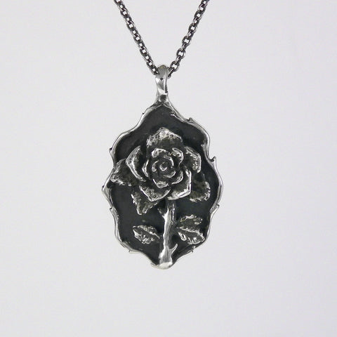 Thorn Frame Rose Necklace