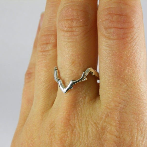 V Thorn Ring